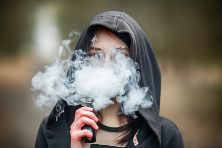 FDA divulga dados de 2023 dos EUA com queda no tabagismo e no uso de vape adolescente após regulamentação